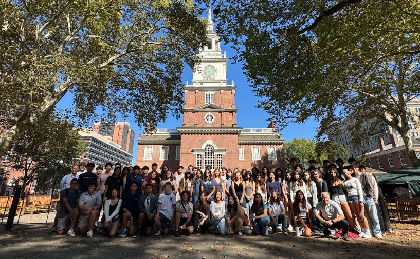 AP U.S. History classes pose for a group photo outside the front of Independence Hall. 